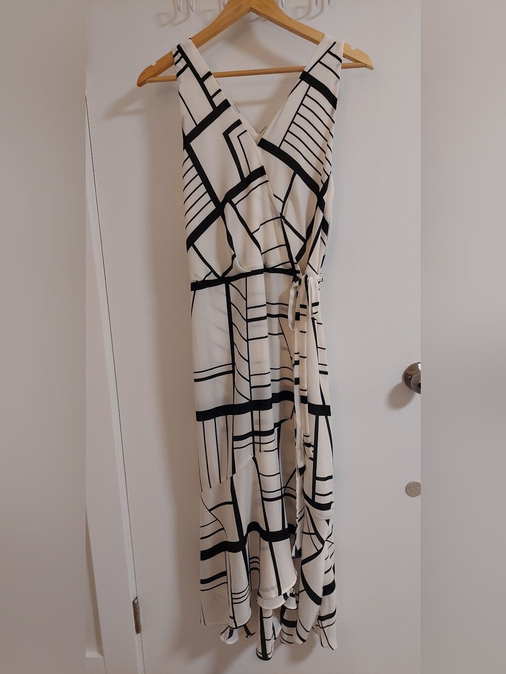 Sleeveless V-Neck Black & White Geometric Wrap Dress - Picture 3 of 11